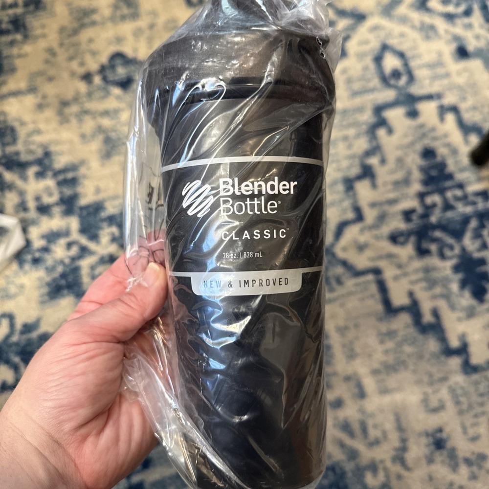 Blender Bottle Classic 28 oz Shaker Bottle Black Genuine BPA Free NEW